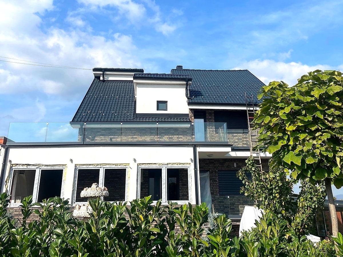 Pamje e plotë e çatisë pas pastrimit