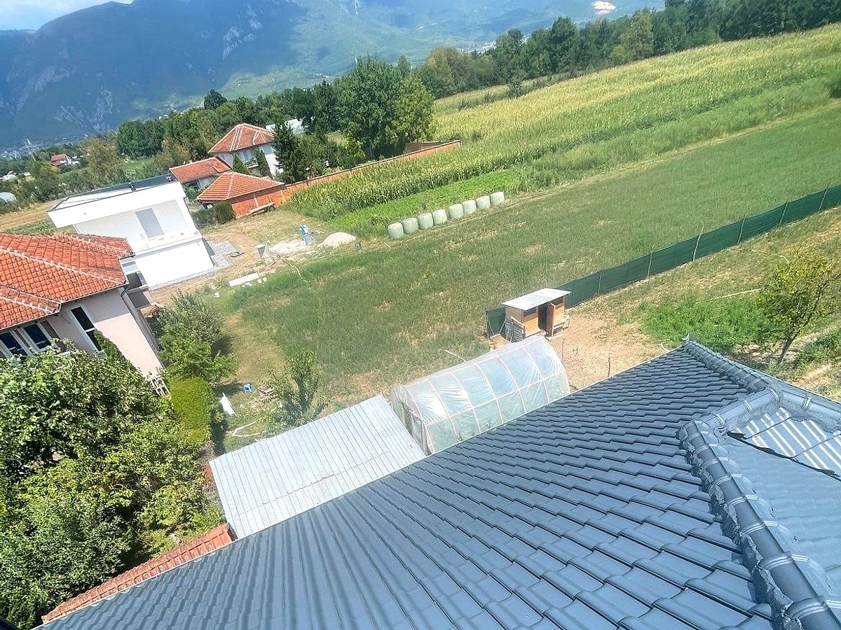 Çati e bojatisur me ngjyrë moderne