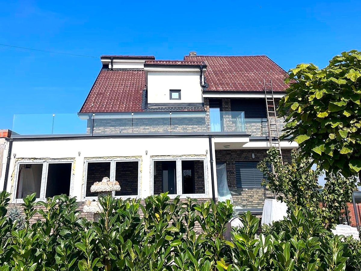 Anë shtëpie me çati të bojatisur