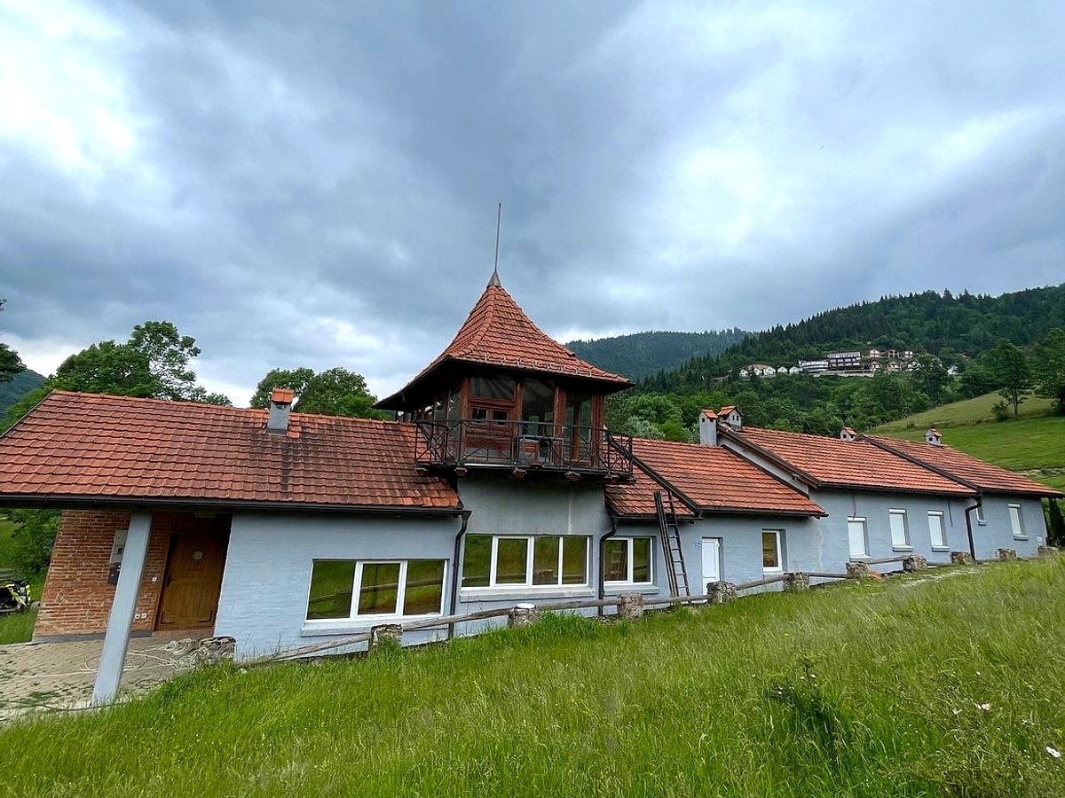 Çati e ndritur pas pastrimit