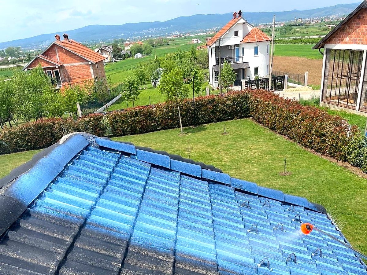 Ekipi gjatë larjes me presion