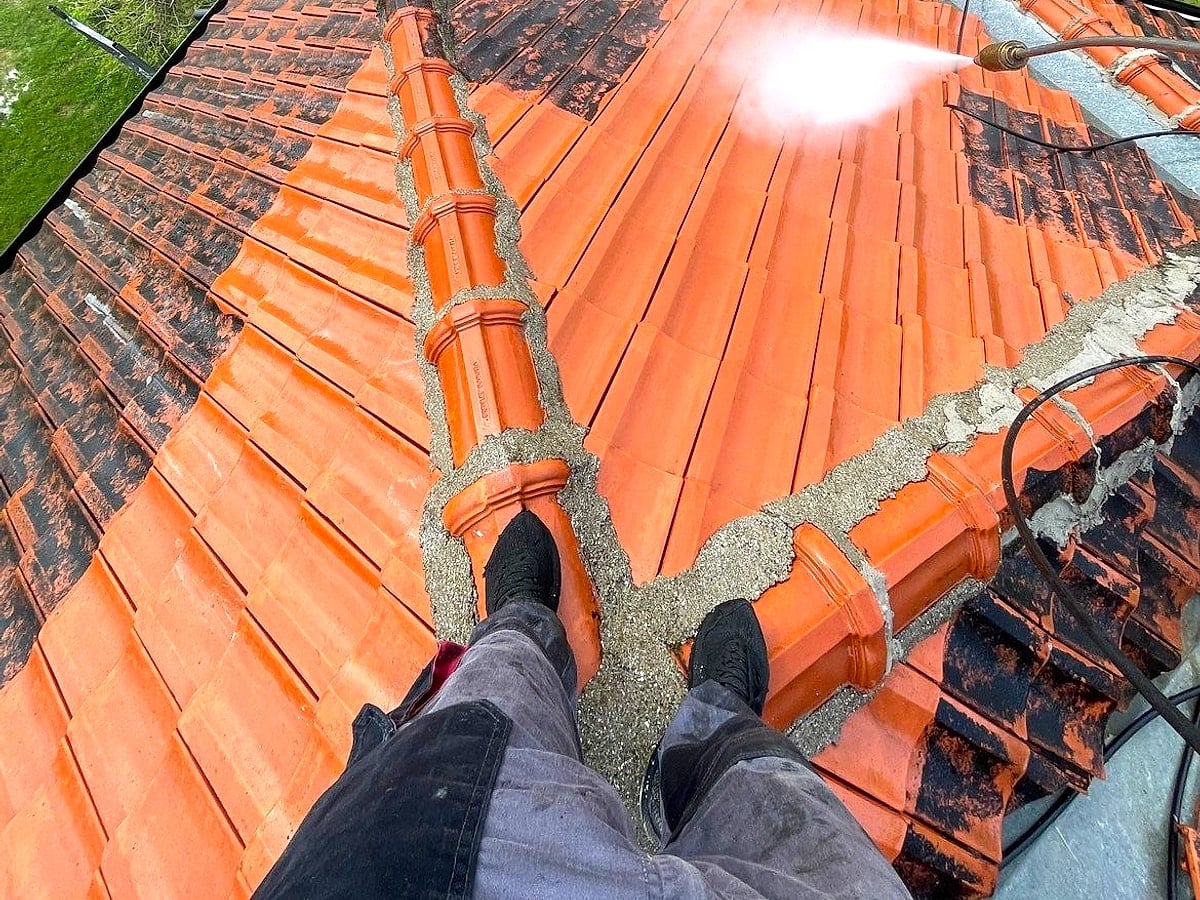 Punonjës duke pastruar ullukët