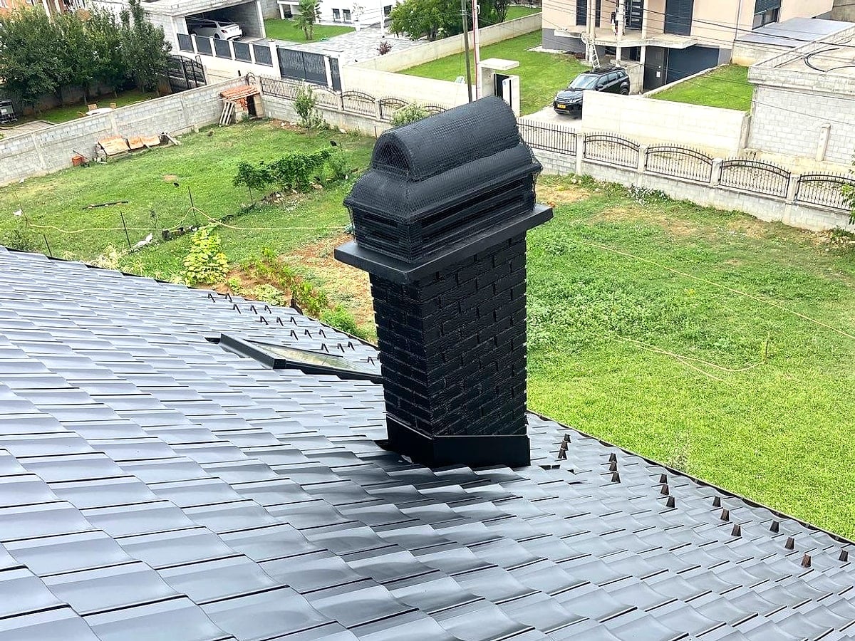 Detaj i çatisë gjatë pastrimit