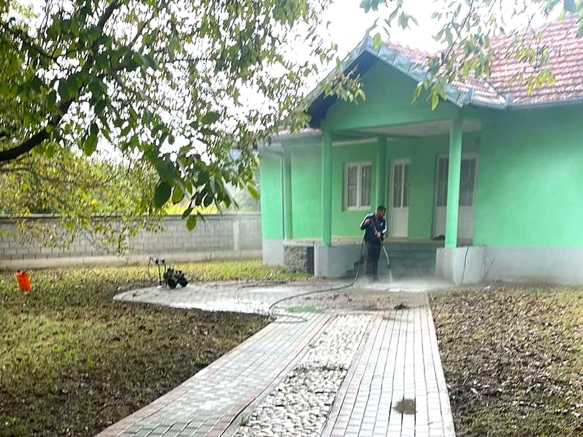 Punëtor me presion duke larë shtegje