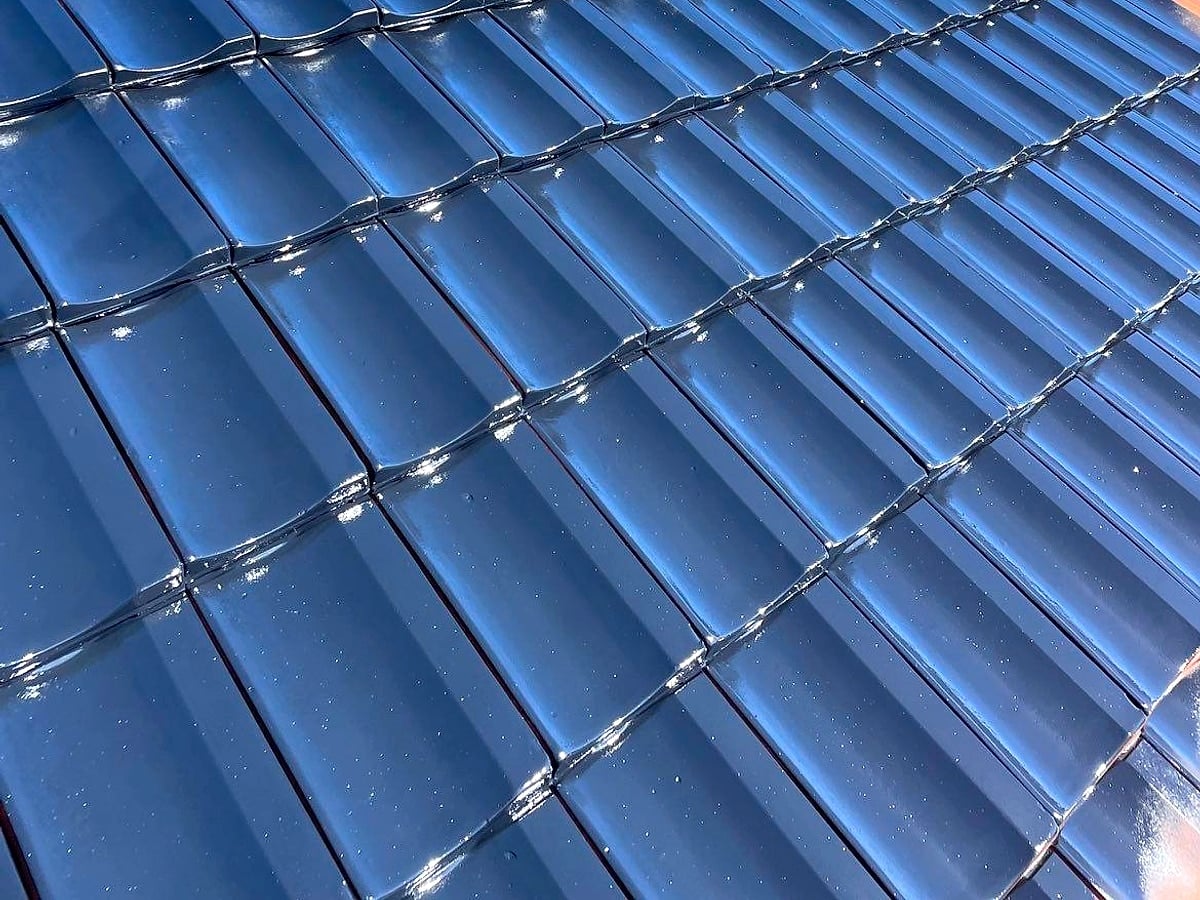 Çati antracit me shkëlqim – pllaka të errëta të pastruara, rezultat premium